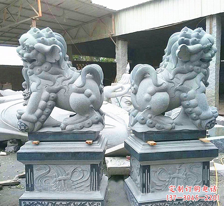 鹤壁南方狮子献钱狮石雕,精美狮子雕塑为您庆祝