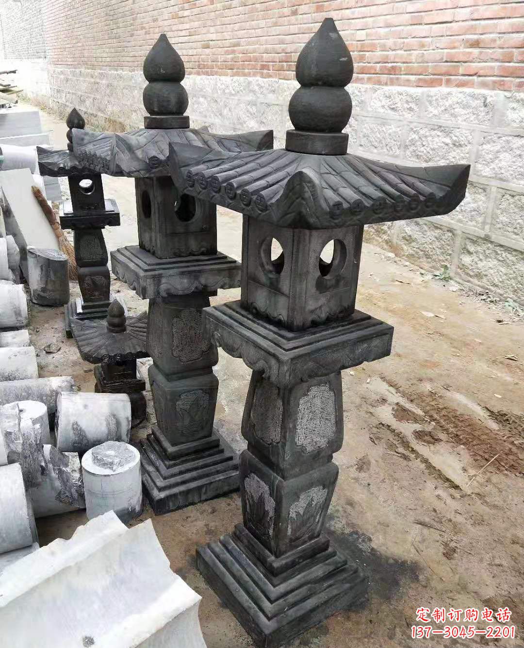 鹤壁精巧细腻的青石宫灯雕塑