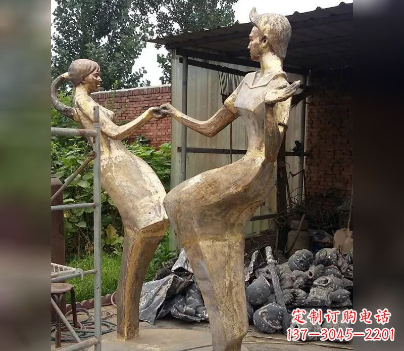 鹤壁情侣跳舞广场景观铜雕