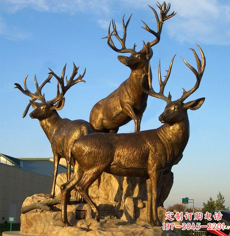 鹤壁三鹿登高鹿景观铜雕,让你秀智慧雕刻艺术
