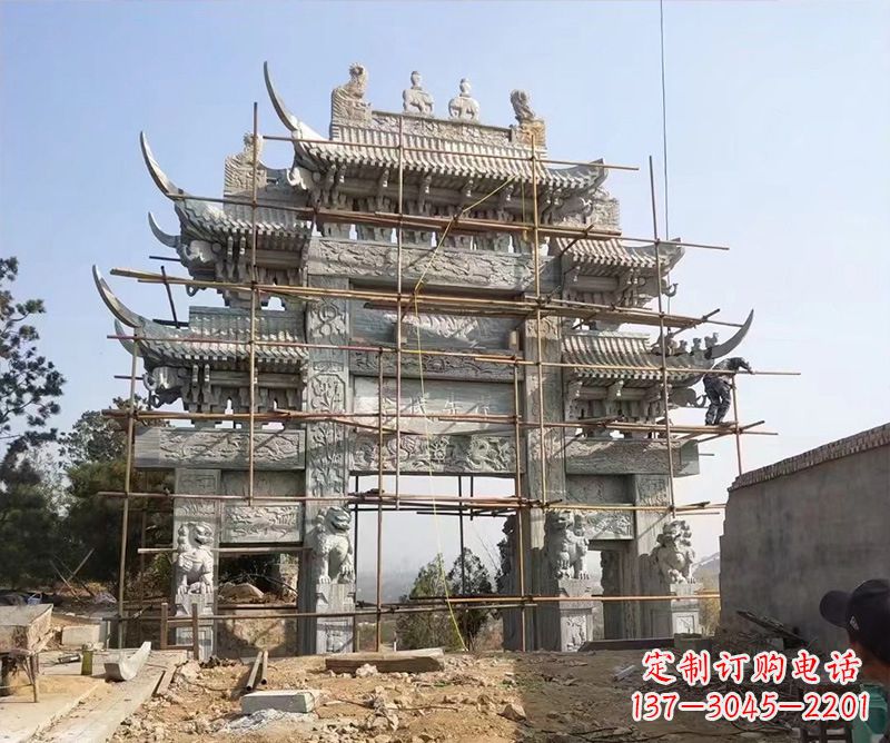 鹤壁石牌坊外东侧的龙凤雕塑