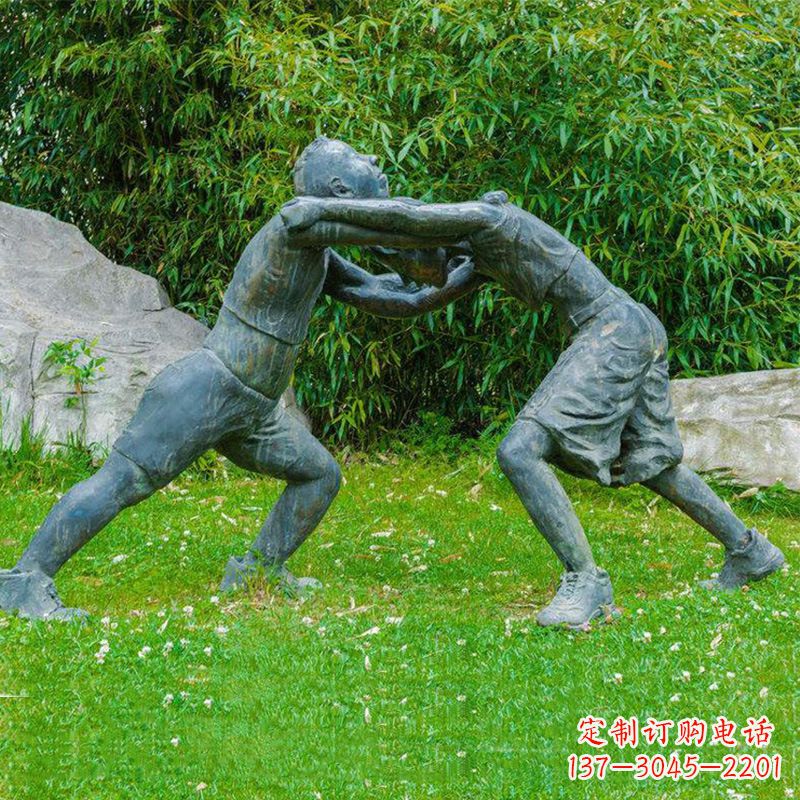 鹤壁摔跤运动小孩公园草坪铜雕