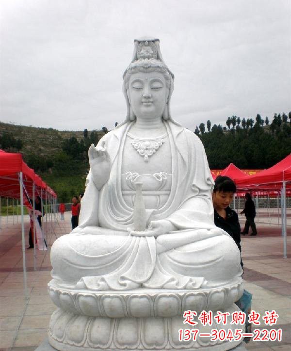 鹤壁寺庙坐式观音雕像