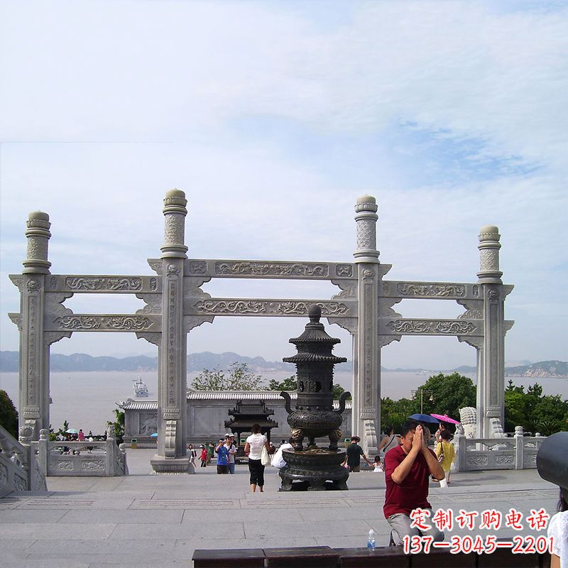 鹤壁寺院冲天式石雕牌坊