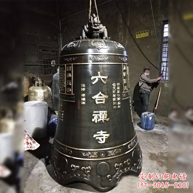 鹤壁寺院铸铜铜钟