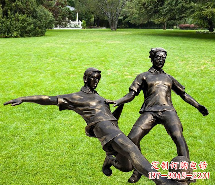 鹤壁踢足球的人物铜雕