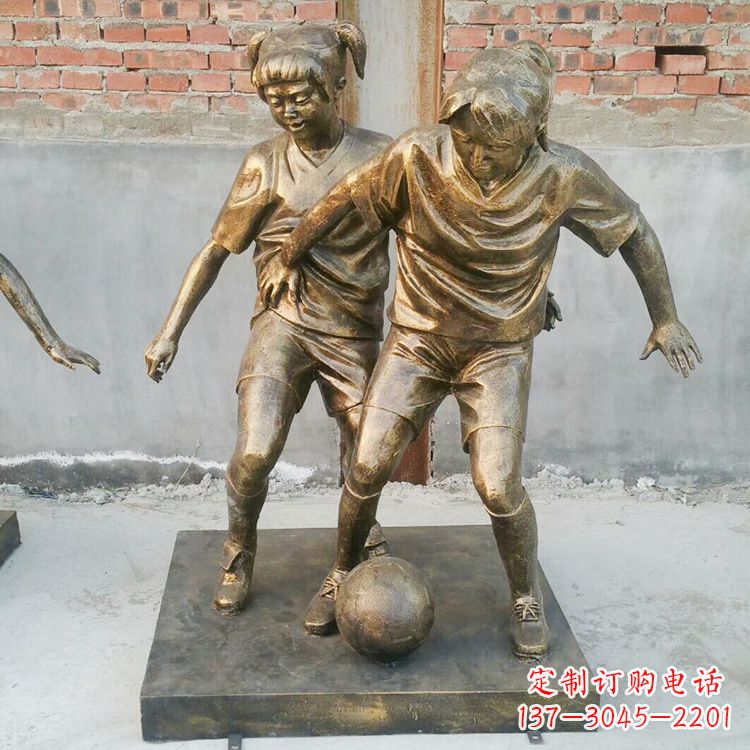 鹤壁踢足球的小女孩雕塑