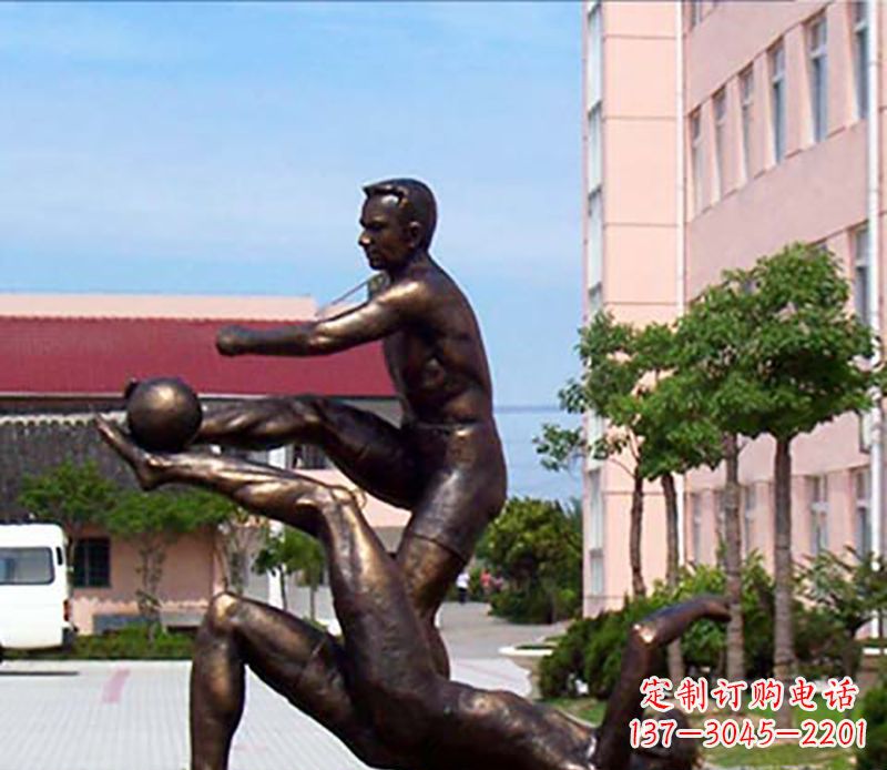 鹤壁踢足球人物广场小品铜雕