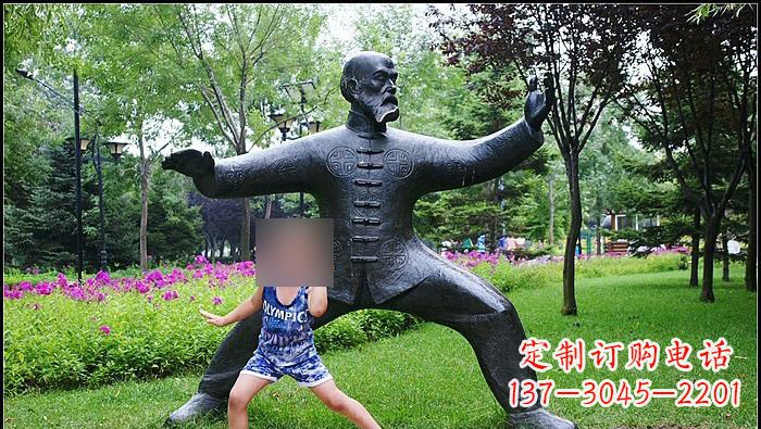 鹤壁铜雕打太极拳的老人