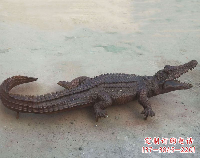 鹤壁铜雕鳄鱼,铸铜园林仿真动物雕塑