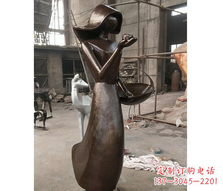 鹤壁铜雕逛街女孩人物雕塑