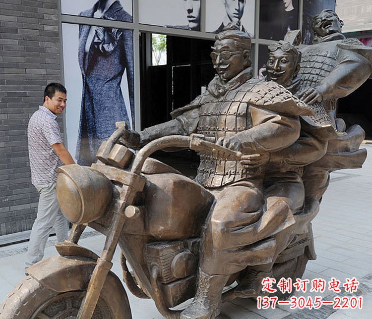 鹤壁铜雕街头骑摩托人物雕塑