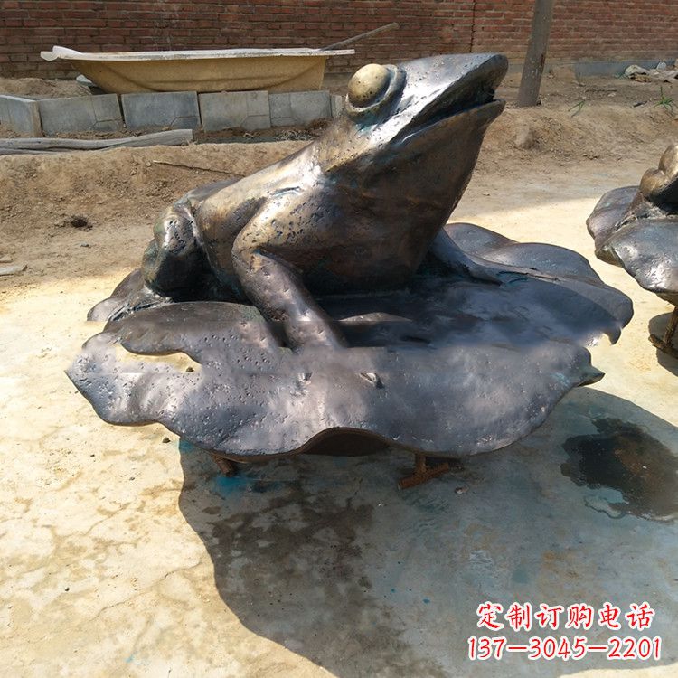 鹤壁铜雕青蛙喷水雕塑