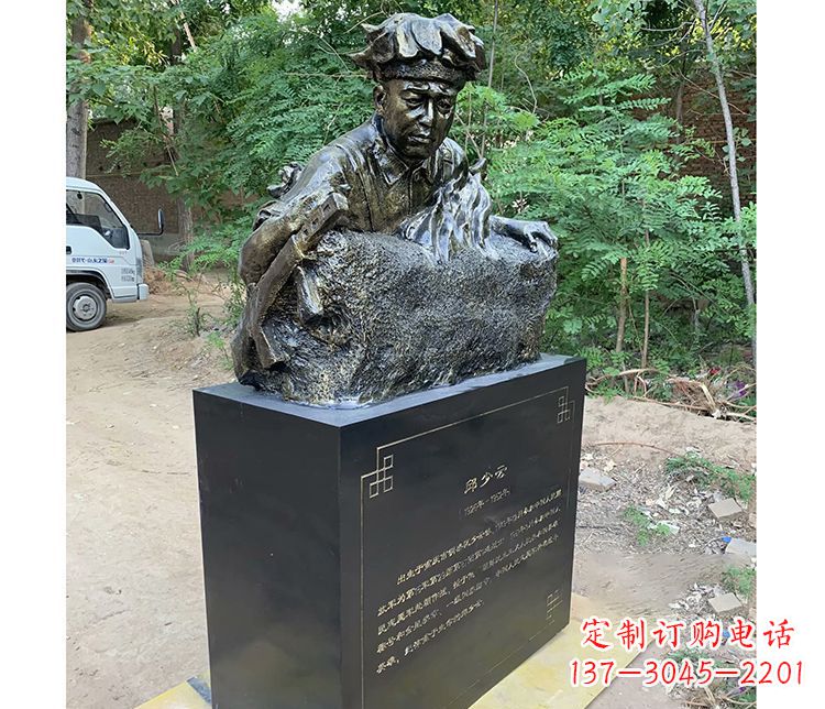 鹤壁铜雕邱少云战士雕塑