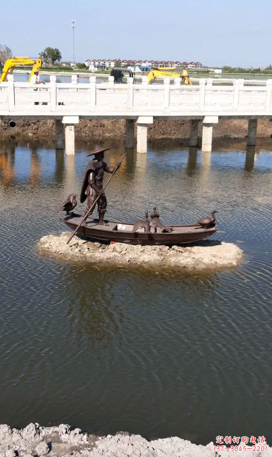 鹤壁铜雕渔夫撑船打鱼雕塑 湖边景观雕塑