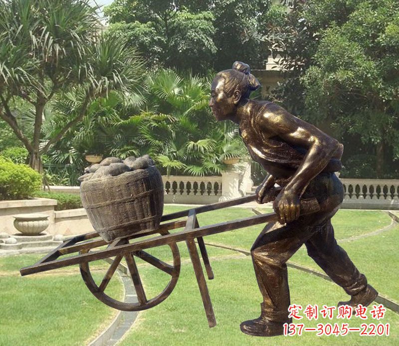 鹤壁推独轮车的古人铜雕