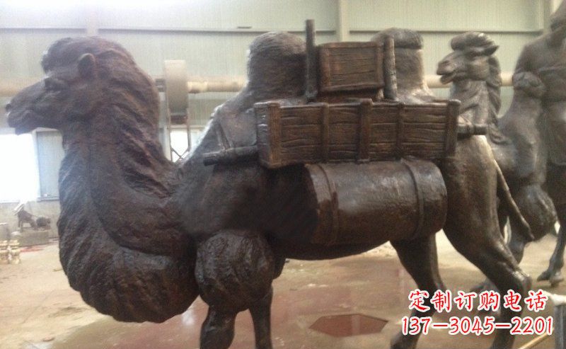 鹤壁驮着东西的骆驼公园动物铜雕