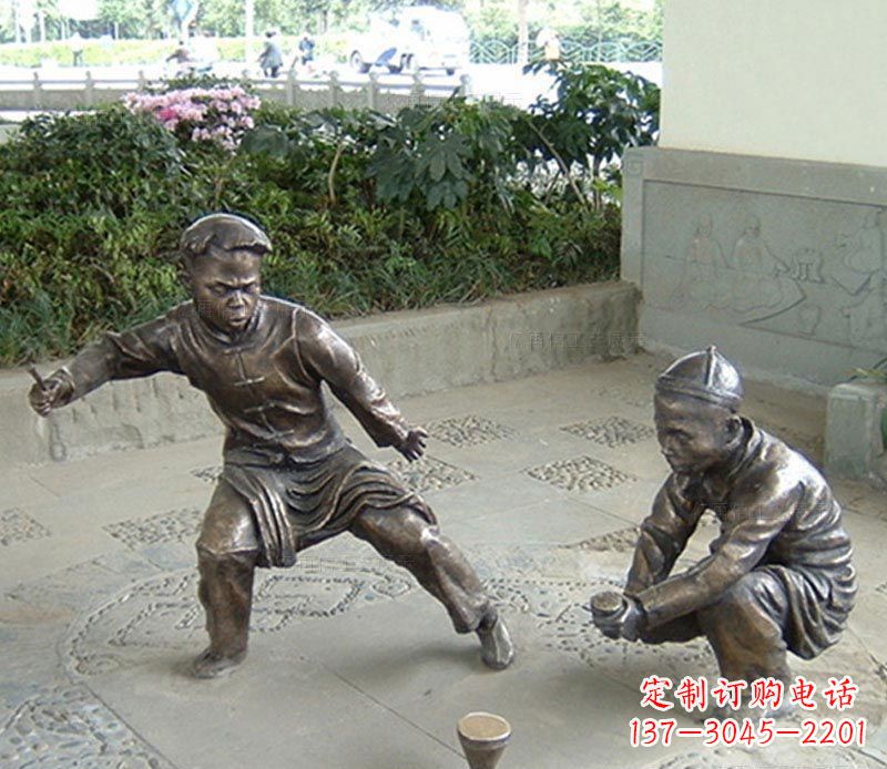 鹤壁玩陀螺的古代儿童铜雕