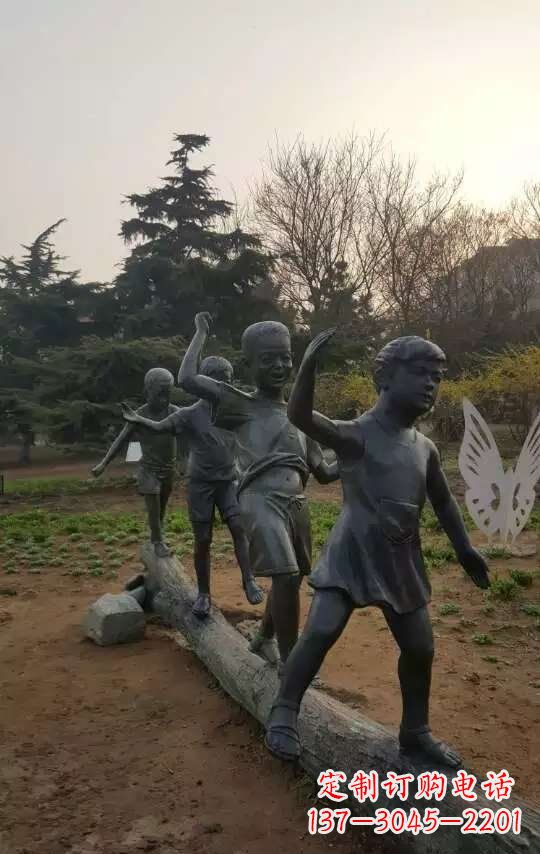 鹤壁玩走独木桥儿童铜雕