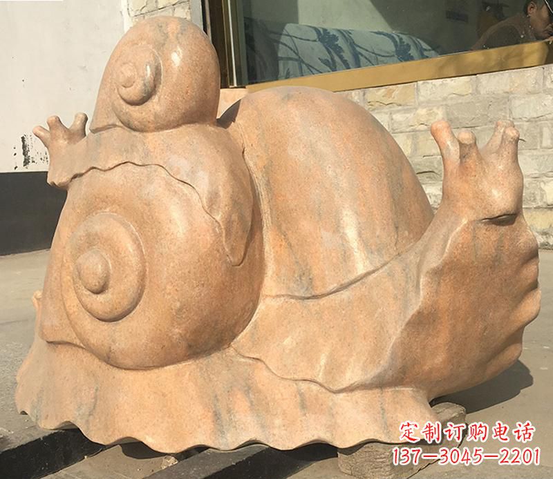 鹤壁晚霞红大型蜗牛母子雕塑