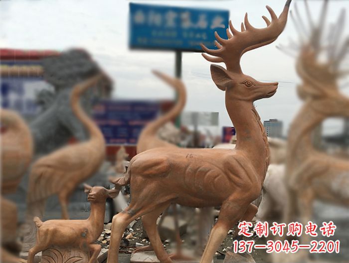 鹤壁晚霞红动物驯鹿公园石雕