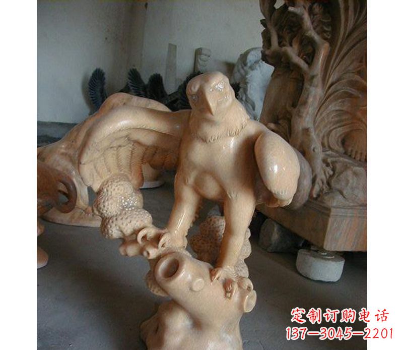 鹤壁晚霞红老鹰石雕