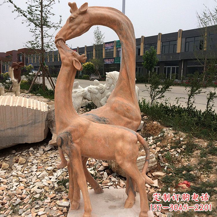 鹤壁晚霞红石雕长颈鹿-校园公园母子亲情景观雕塑