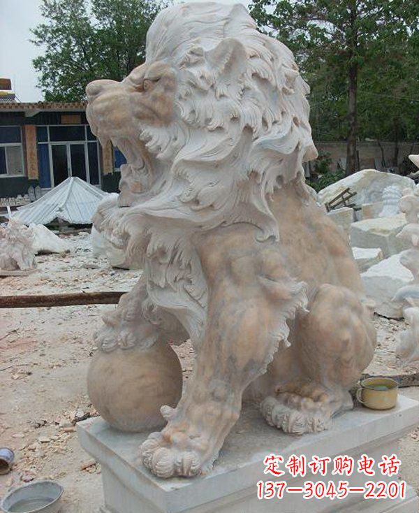 鹤壁晚霞红寺庙门口西洋狮子石雕