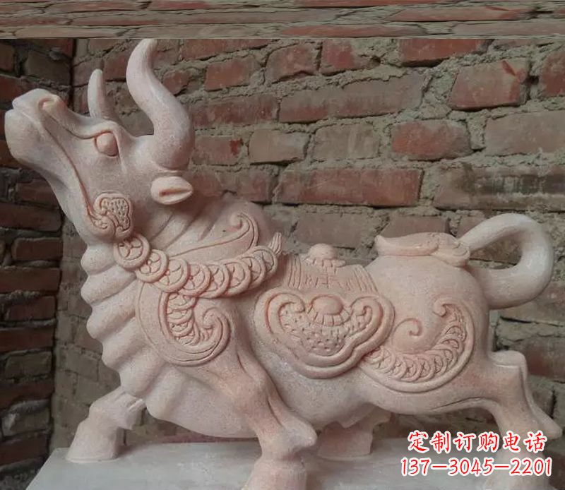 鹤壁晚霞红小牛雕塑