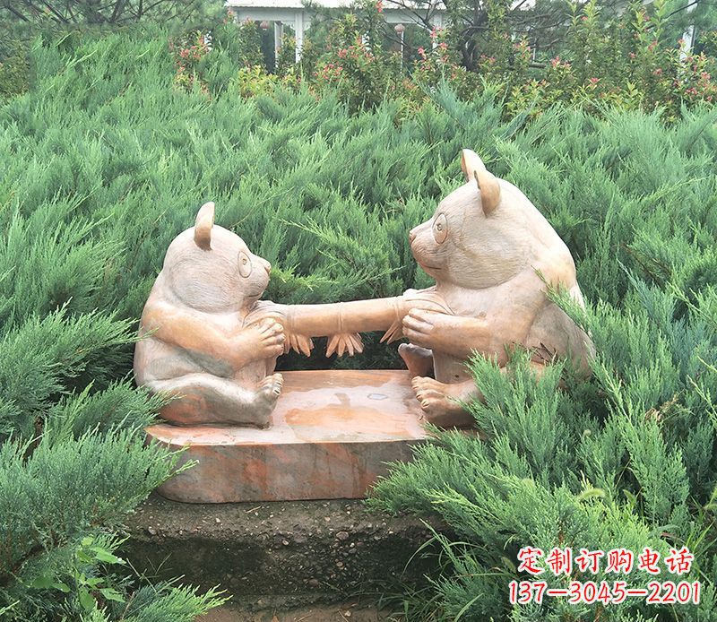 鹤壁晚霞红熊猫母子石雕