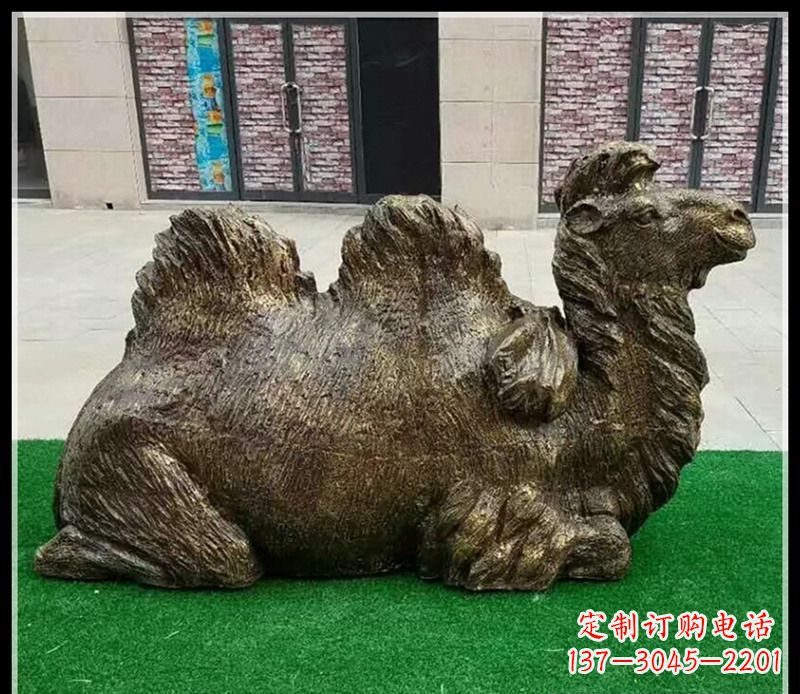 鹤壁卧在草地的骆驼铜雕