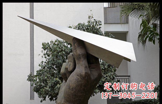 鹤壁小区不锈钢手拿纸飞机雕塑
