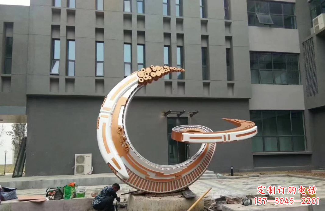 鹤壁小区抽象不锈钢月亮雕塑