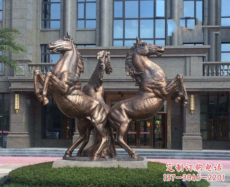 鹤壁小区立马铜雕