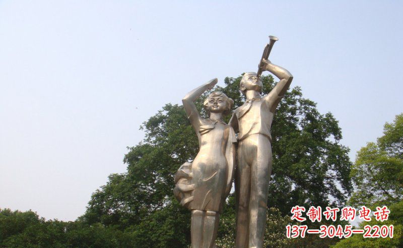 鹤壁校园吹军号敬礼的小学生人物景观铜雕