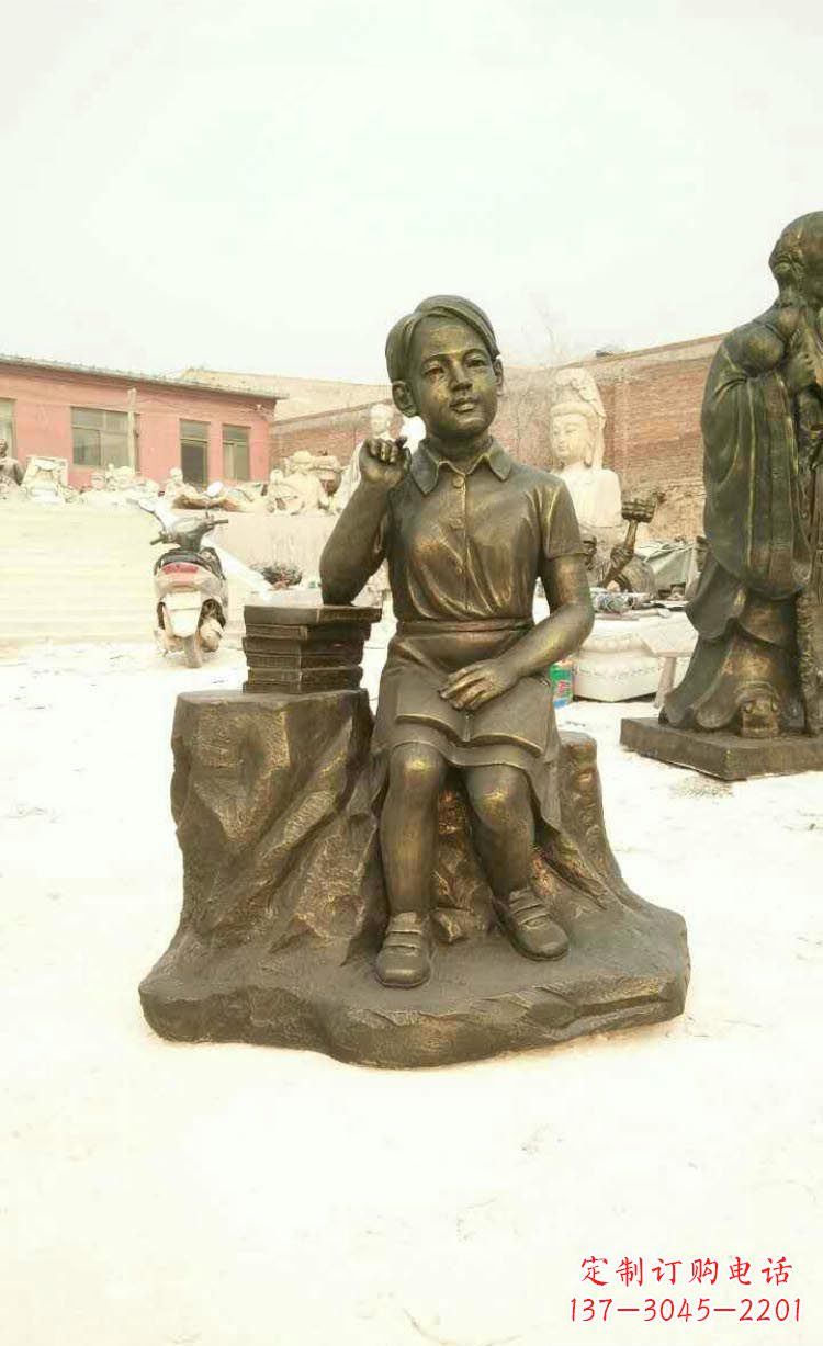 鹤壁校园看书思考的学生铜雕