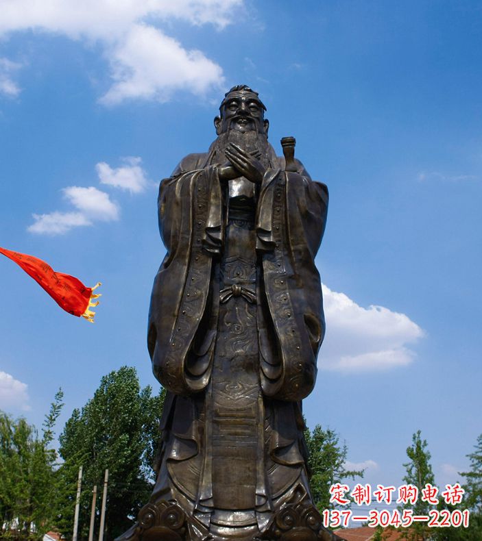 鹤壁校园里的孔子雕像