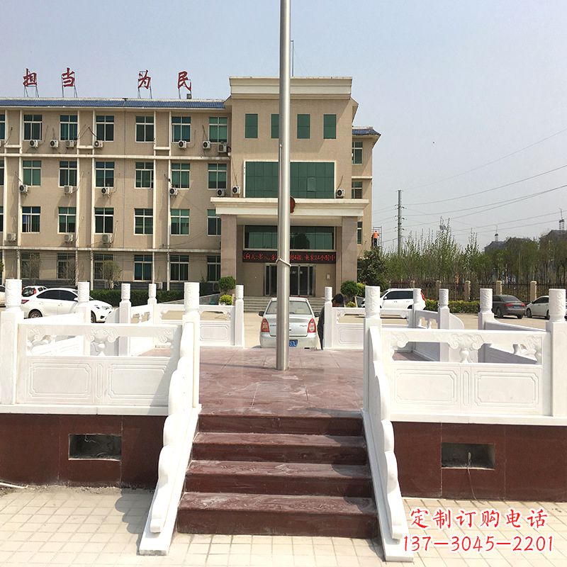 鹤壁学校广场石雕升旗台