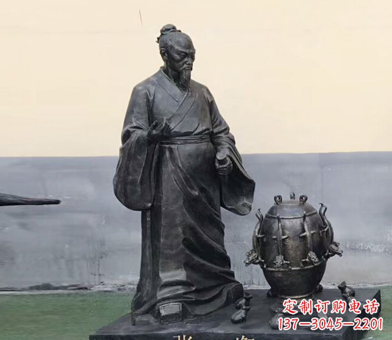 鹤壁学校张衡和地动仪铜雕