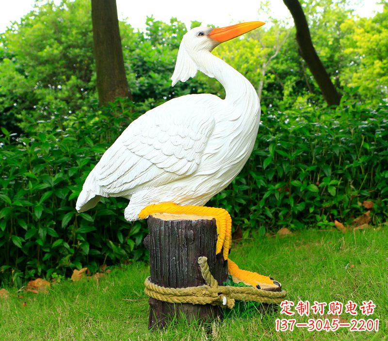 鹤壁一男一女抱一只鸽子雕像