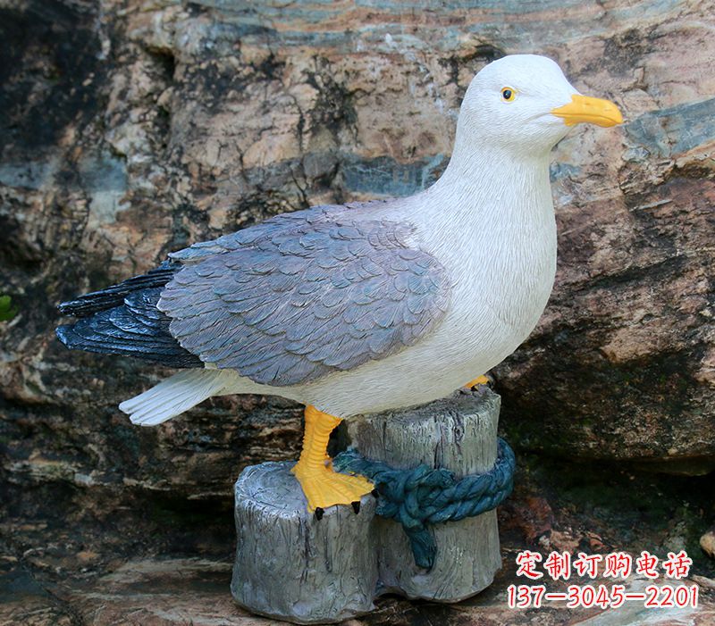 鹤壁一手托鸽子 一手拿书本的雕塑像