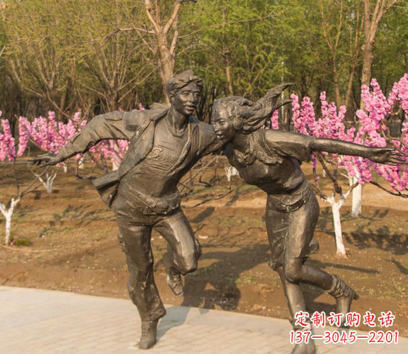 鹤壁游玩的情侣铜雕