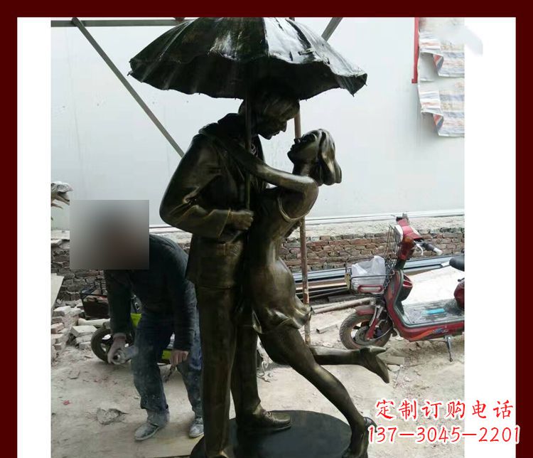 鹤壁雨伞下拥抱的情侣铜雕