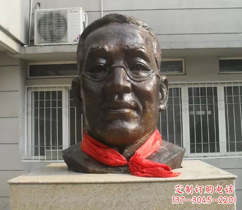 鹤壁张伯岑校园名人头像铜雕