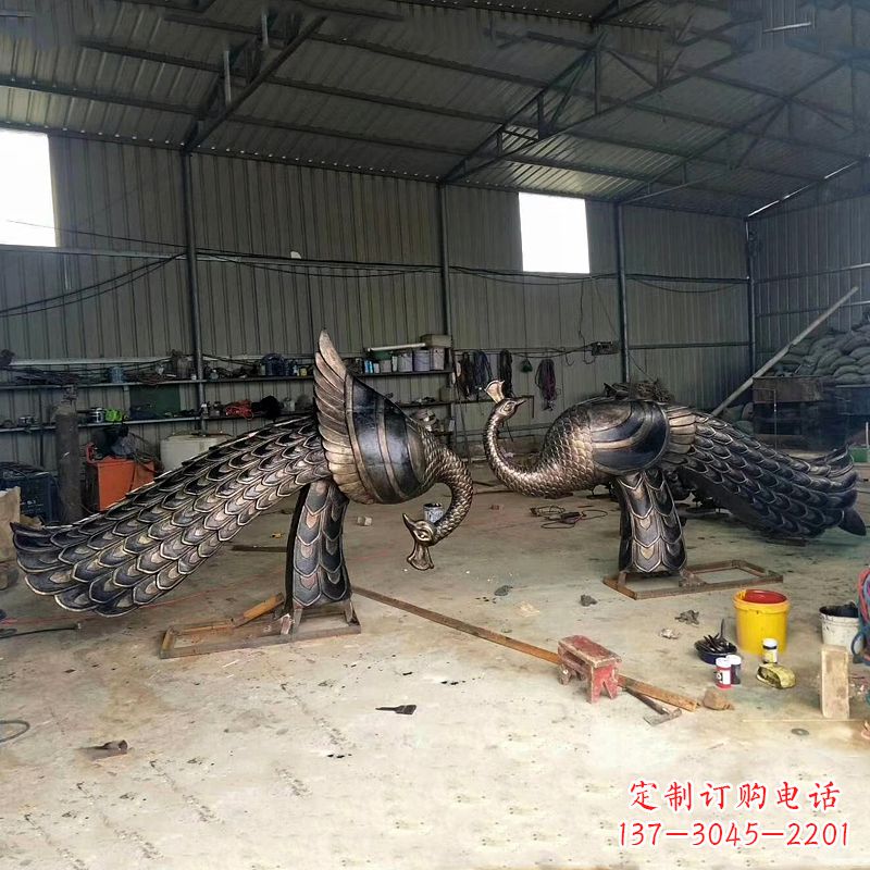鹤壁铸铜孔雀雕塑