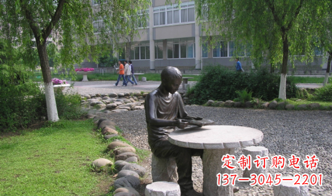鹤壁坐石桌凳看书的学生铜雕