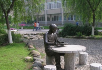 鹤壁坐石桌凳看书的学生铜雕