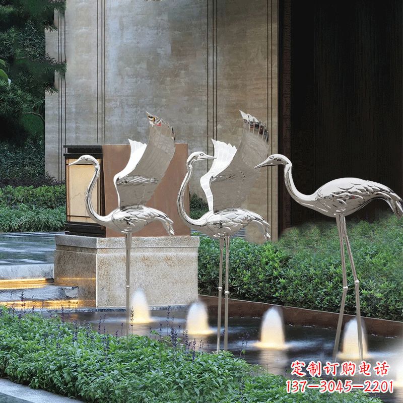 鹤壁鹤雕塑-公园不锈钢镜面喷泉中的鹤雕塑