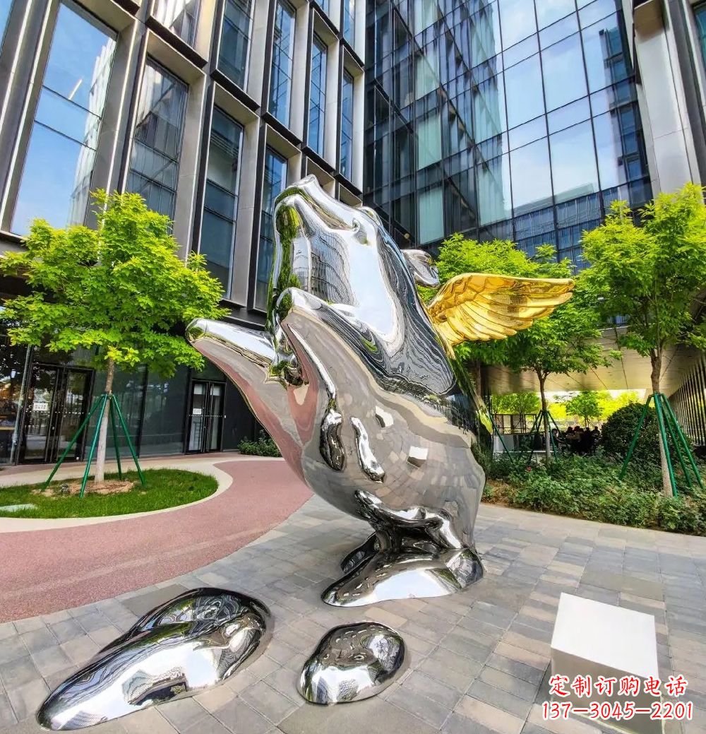 鹤壁猪雕塑-酒店门口一只带翅膀不锈钢镜面猪雕塑